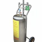 Estanque de ducha de emergencia con lavaojo de emergencia y medición de presión de agua - Indumol